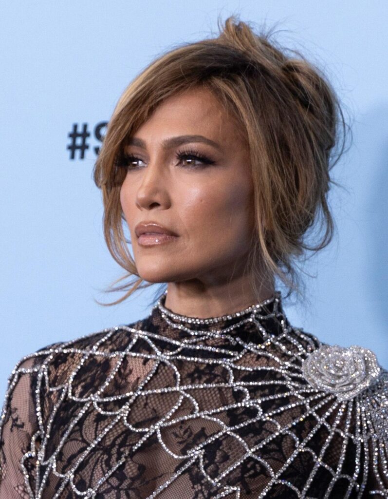 Jennifer Lopez Stays Cool as Cricket Climbs Up Her Neck During Concert